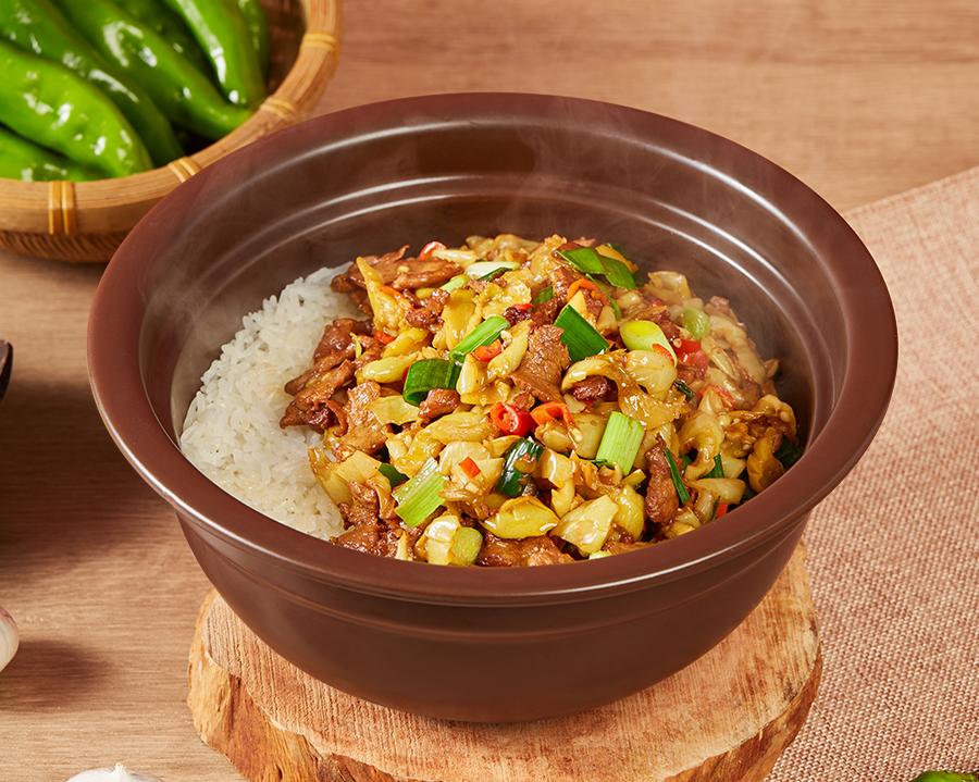 脆黄瓜皮炒肉紫砂煲拌饭