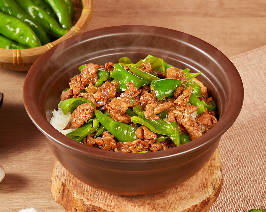 辣椒炒肉紫砂煲拌饭