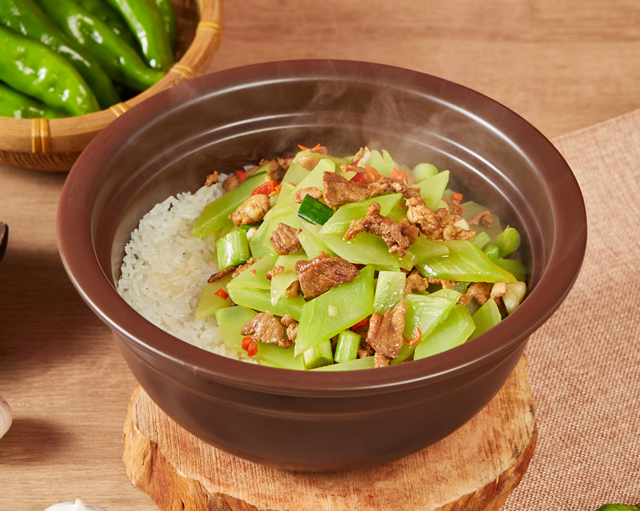 脆莴笋炒肉紫砂煲拌饭