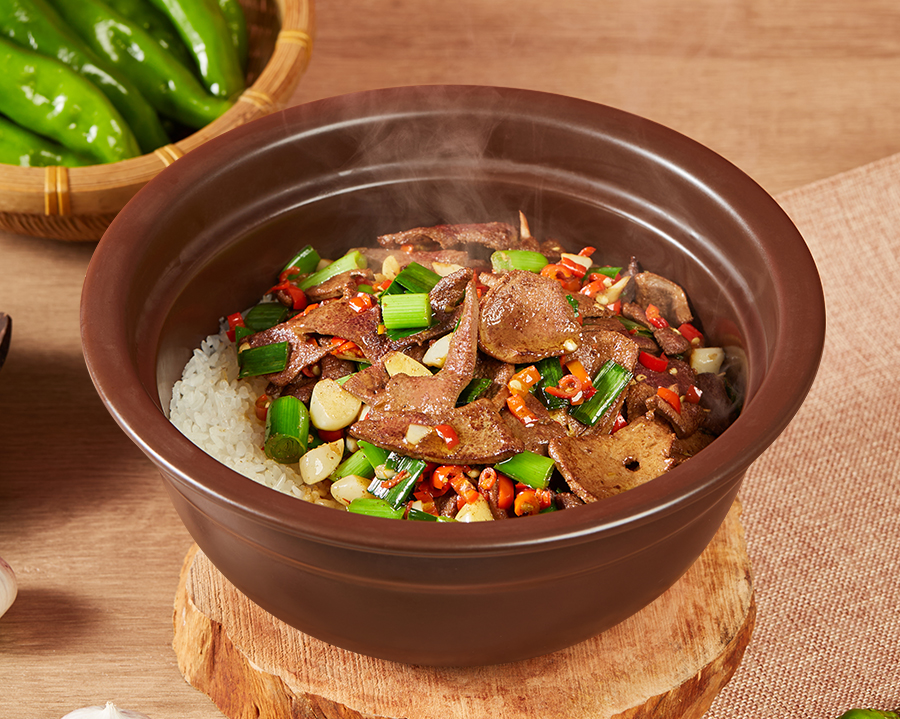 爆炒猪肝紫砂煲拌饭