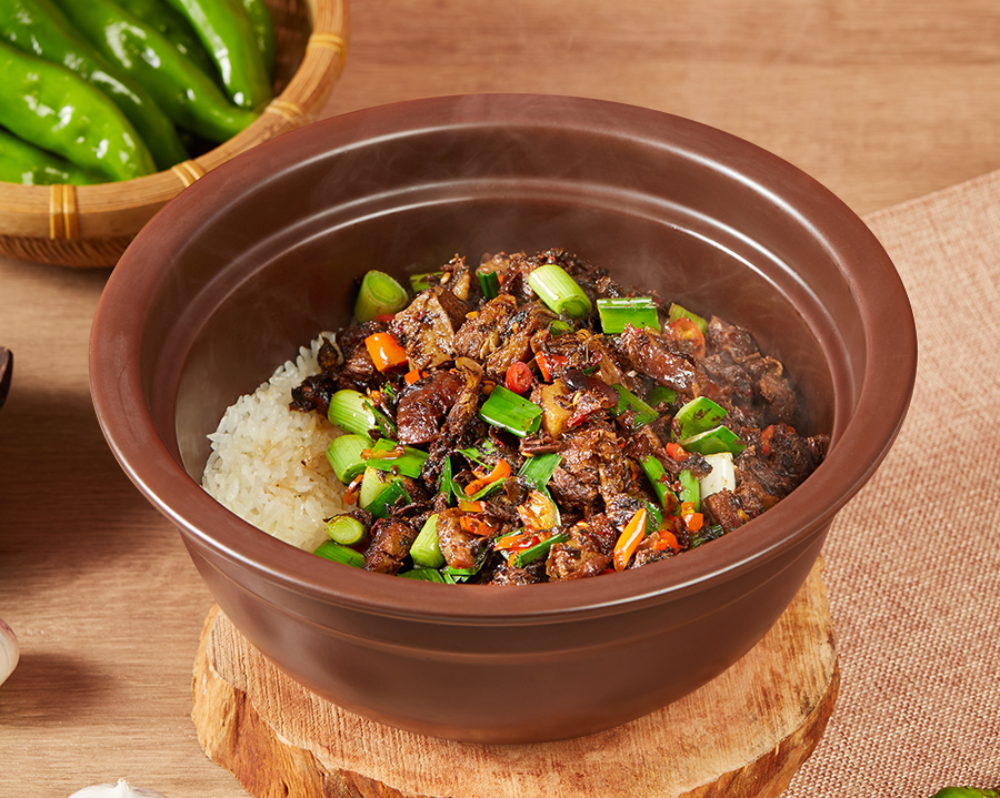梅菜烧肉紫砂煲拌饭